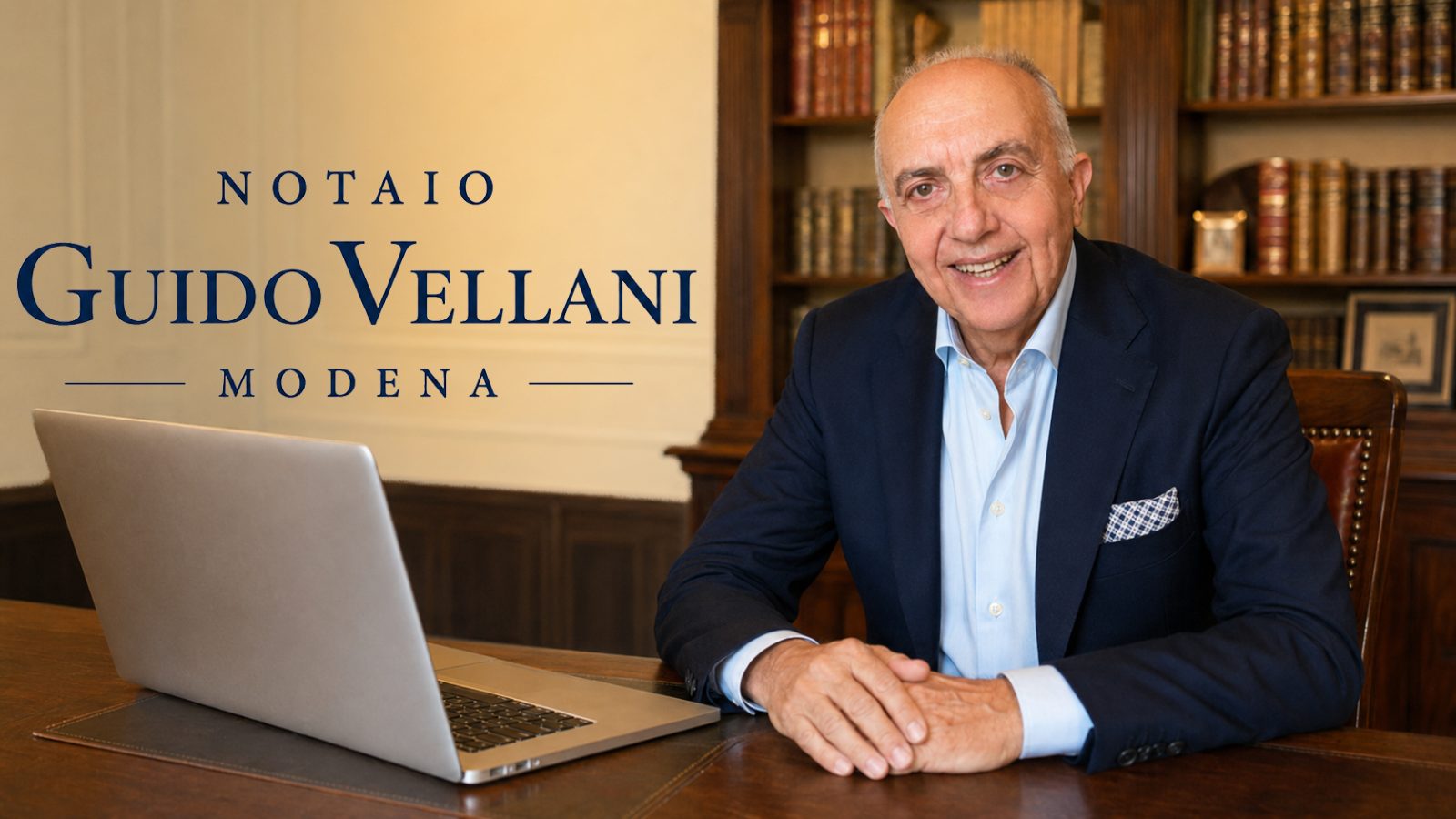 Il Notaio Guido Vellani alla scrivania del suo studio di Modena